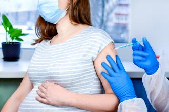 A pregnant woman gets the COVID-19 vaccine