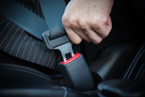 Hand fastening seat belt